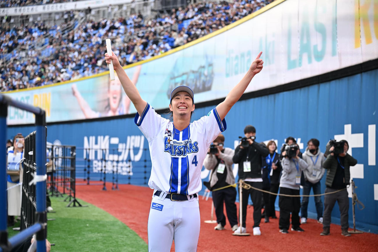 リレー対決で石川雄洋氏に競り勝ち笑顔のDeNA度会（球団提供）