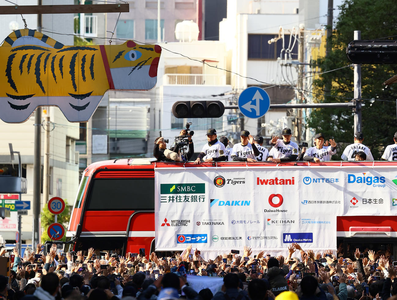 大阪市の御堂筋をパレードする阪神の選手ら（撮影・上山淳一）