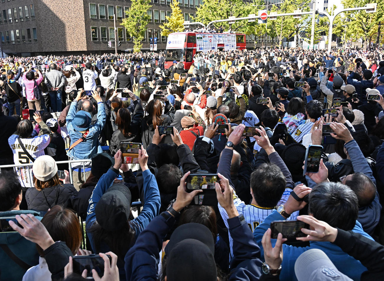大勢のファンの歓声を受けながら優勝パレードをする阪神ナイン（撮影・石井愛子）