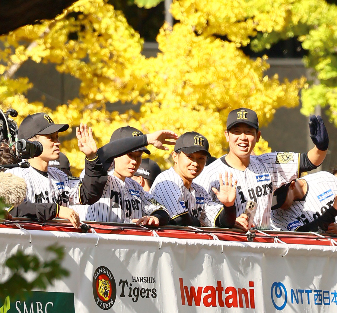 大阪市の御堂筋をパレードする、左から阪神坂本、糸原、島田、畠（撮影・上山淳一）