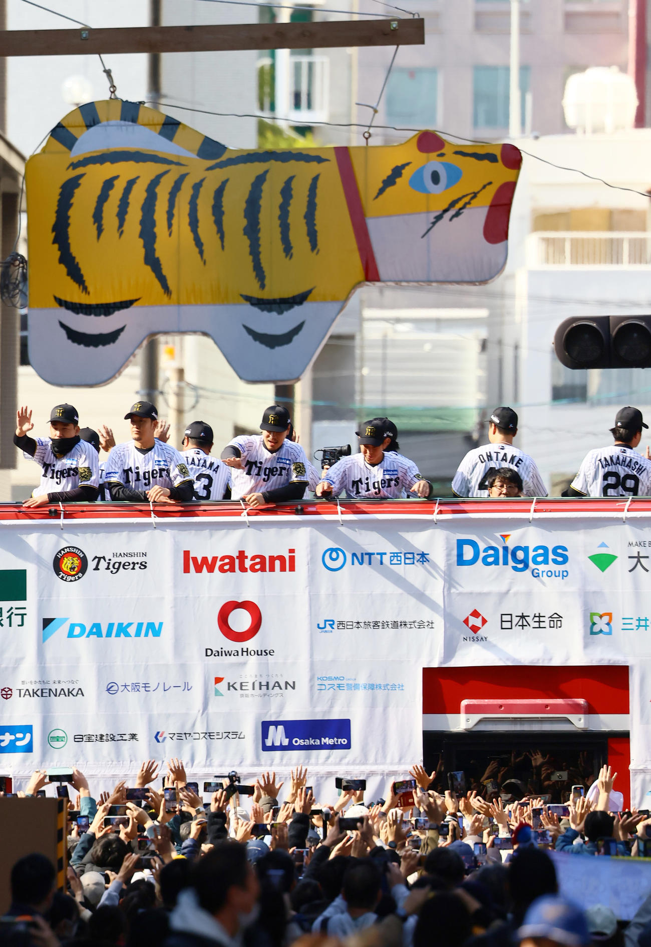 大阪市の御堂筋をパレードする阪神の選手ら（撮影・上山淳一）