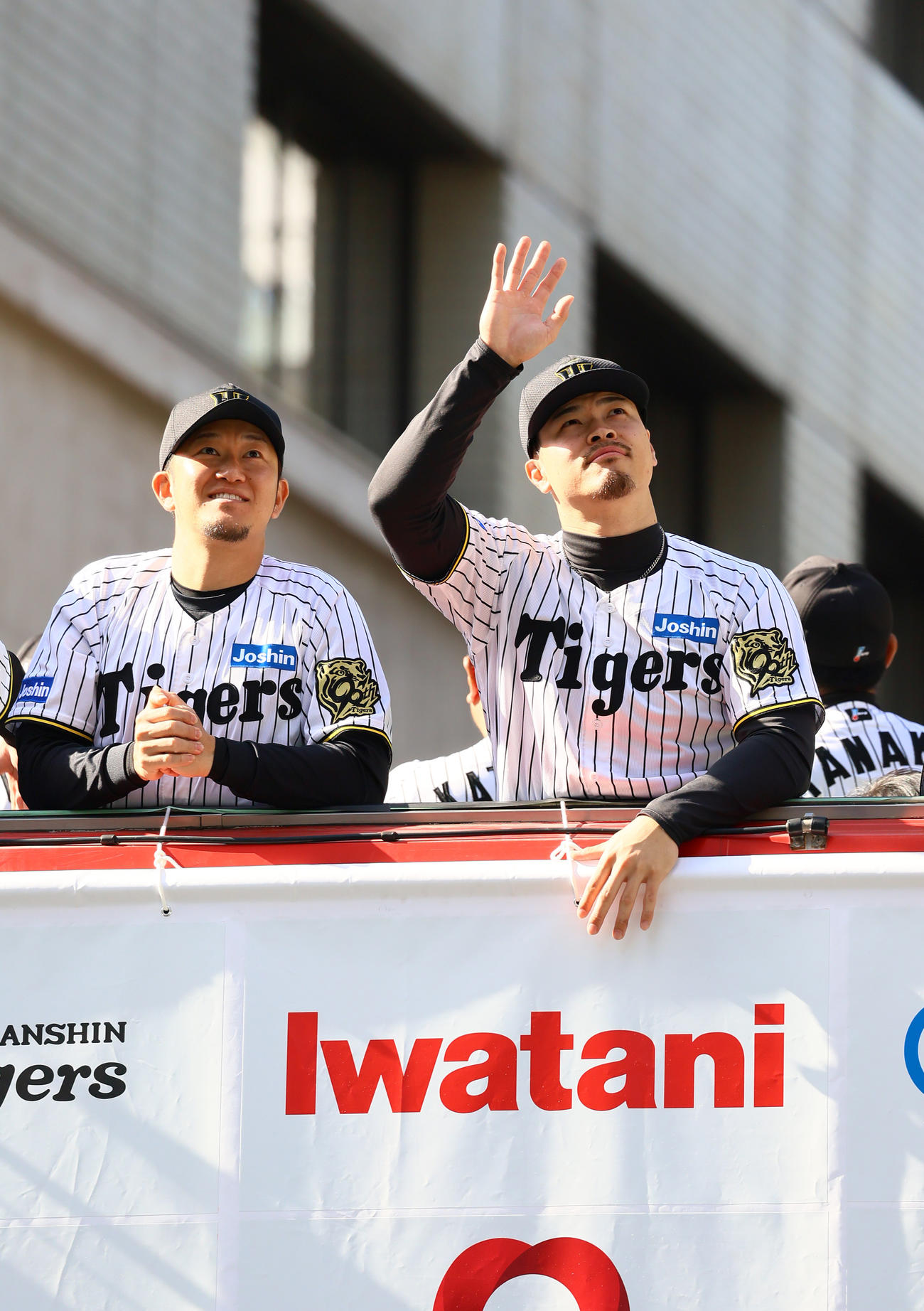 大阪市の御堂筋をパレードする阪神佐藤輝（右）と岩貞（撮影・上山淳一）