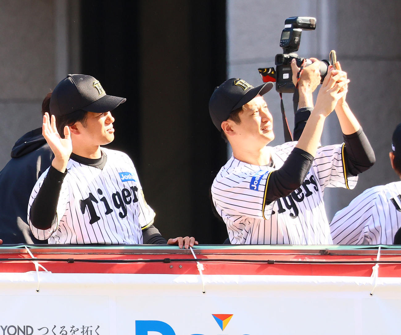 大阪市の御堂筋をパレードする阪神大竹（右）と高橋（撮影・上山淳一）