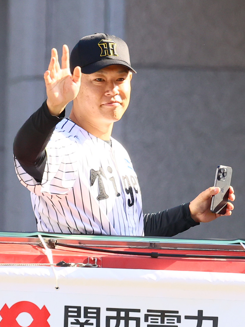 大阪市の御堂筋をパレードする阪神原口（撮影・上山淳一）