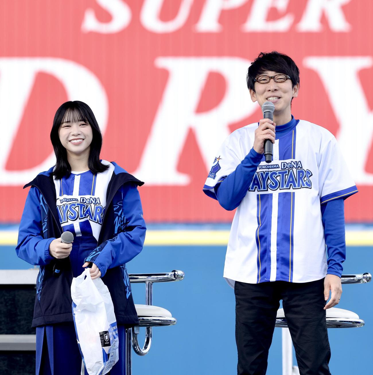 ステージに上がる日向坂46山口陽世（左）とダーリンハニー吉川正洋（撮影・河田真司）
