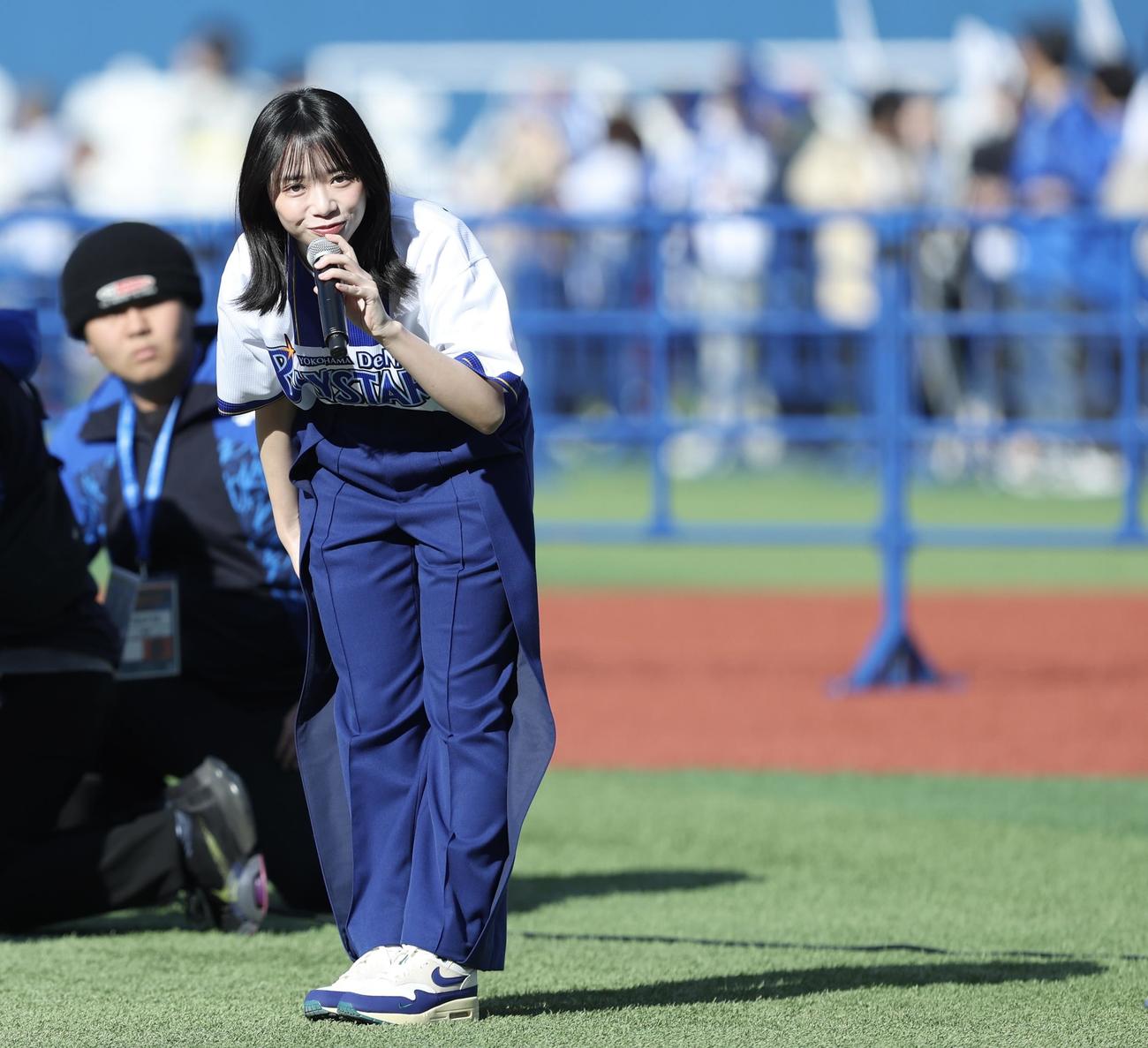 始球式を務めた日向坂46山口陽世（撮影・河田真司）
