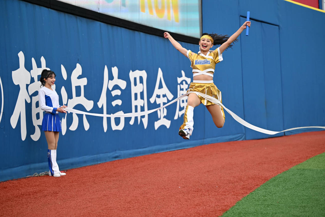 リレー対決で勝利するdianaのAki（球団提供）