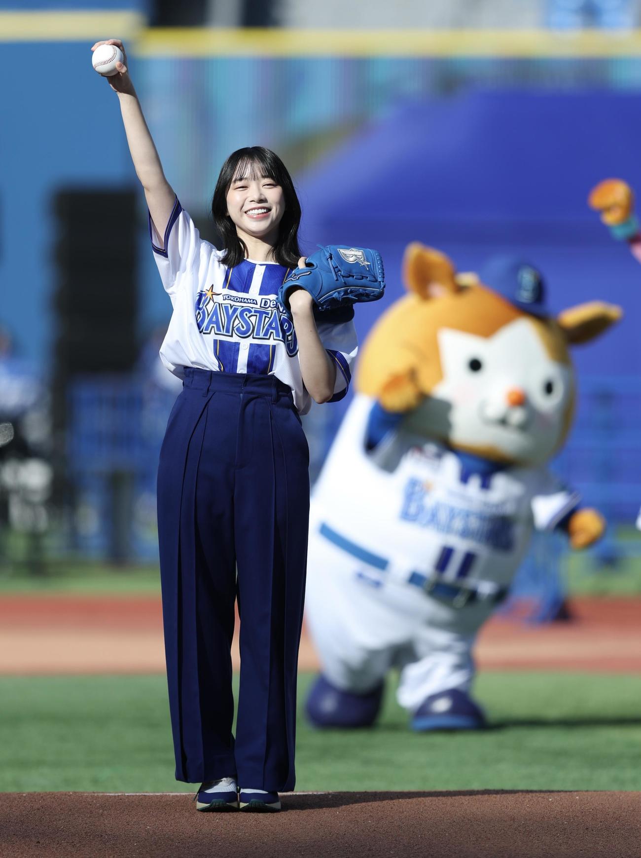 始球式を務める日向坂46山口陽世（撮影・河田真司）