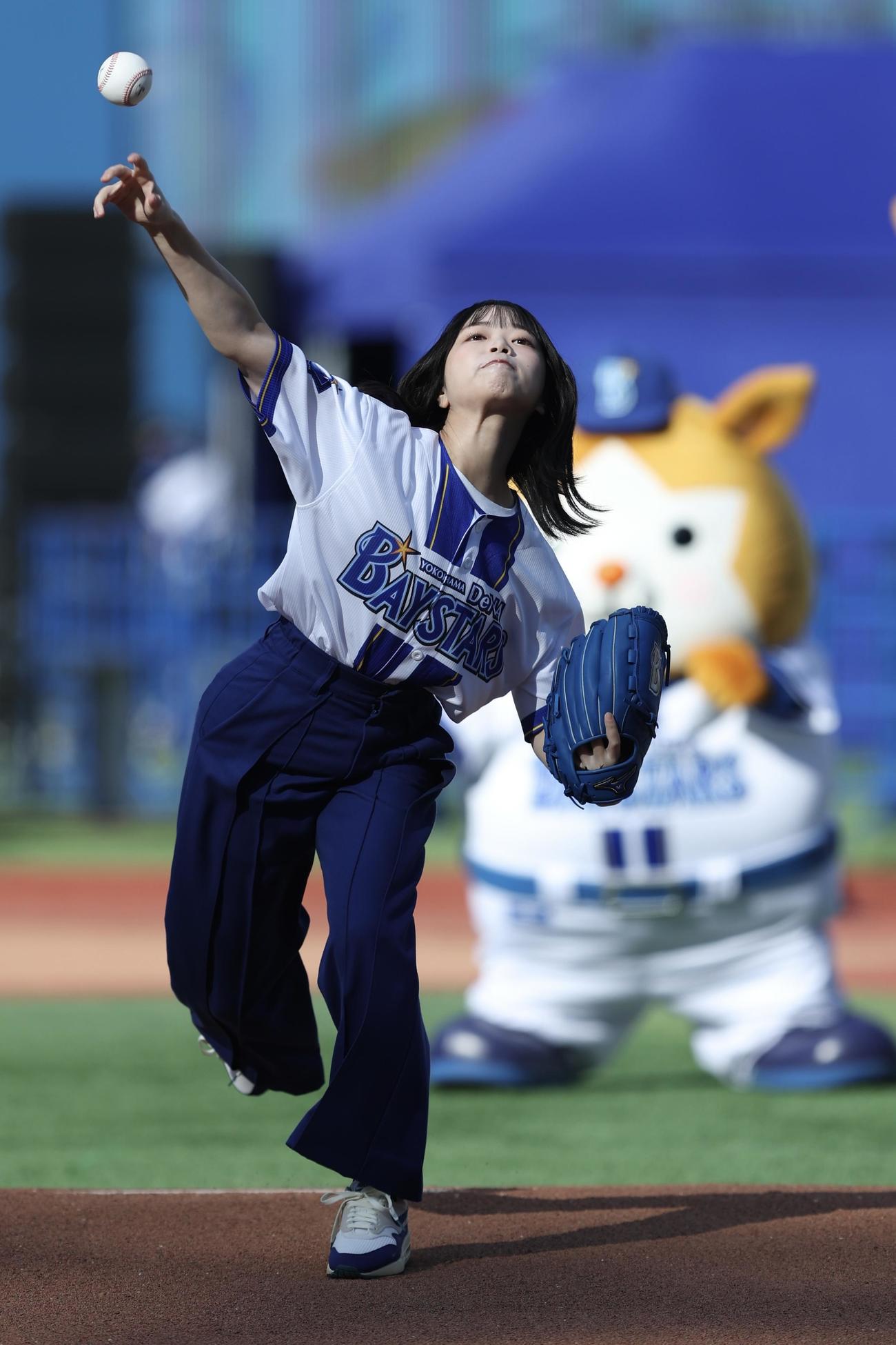 始球式を務める日向坂46山口陽世（撮影・河田真司）