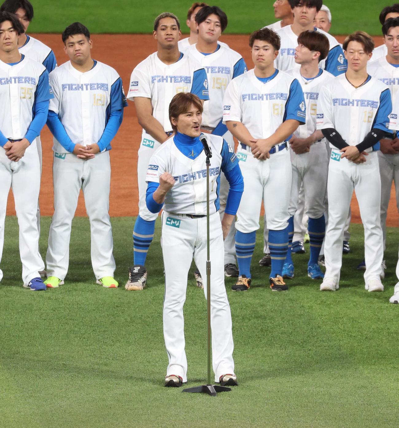 来季へ向け意気込みを話す新庄監督（撮影・黒川智章）