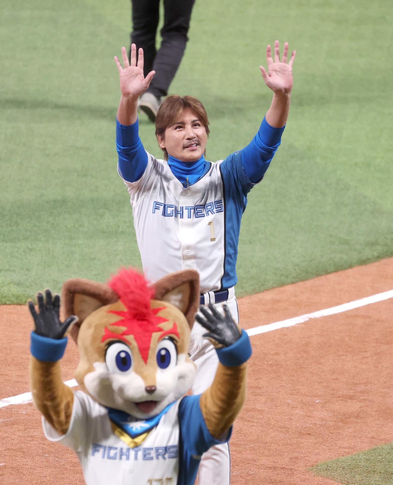 イベント後、ファンに手を振る新庄監督（撮影・黒川智章）