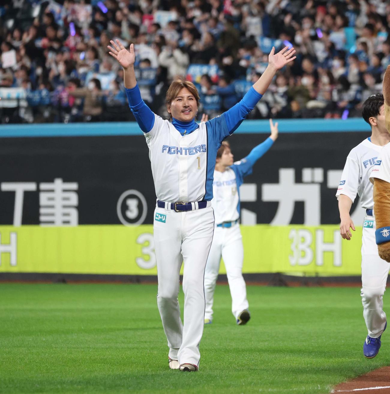 イベント後、ファンに手を振る新庄監督（撮影・黒川智章）