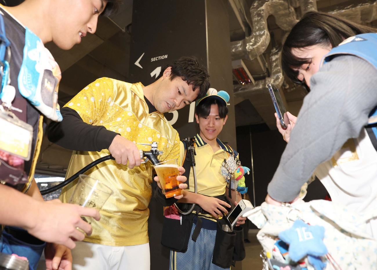 ビールの売り子としてファンに販売する福谷（撮影・黒川智章）