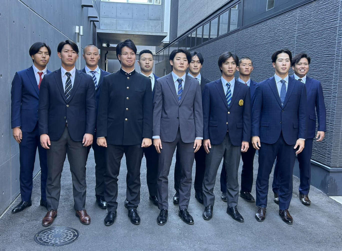 ジャイアンツ球場を見学に訪れた、前列左からドラ4皆川、ドラ2田和、ドラ1竹丸、ドラ3位山城、ドラ5位小浜。後列左から育成ドラ4河野、巨人育成ドラ2林、巨人ドラ6藤井、巨人育成ドラ1冨重、育成ドラ3松井、育成ドラ5知念（撮影・水谷京裕）