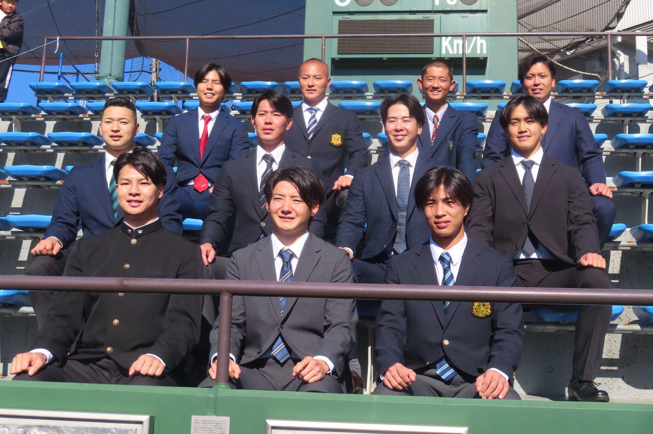 ジャイアンツ球場を見学に訪れた、最前列左からドラ2田和、ドラ1竹丸、ドラ3山城。2列目左からドラ6藤井、ドラ4皆川、ドラ5小浜、育成ドラ1冨重。3列目左から育成ドラ4河野、育成ドラ2林、育成ドラ3松井、育成ドラ5知念（撮影・水谷京裕）