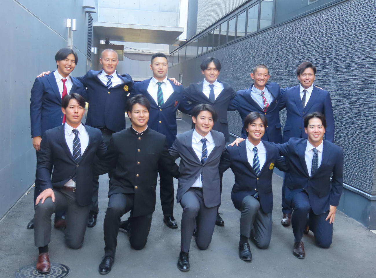 ジャイアンツ球場を見学に訪れた、前列左からドラ4皆川、ドラ2田和、ドラ1竹丸、ドラ3位山城、ドラ5位小浜。後列左から育成ドラ4河野、巨人育成ドラ2林、巨人ドラ6藤井、巨人育成ドラ1冨重、育成ドラ3松井、育成ドラ5知念（撮影・水谷京裕）