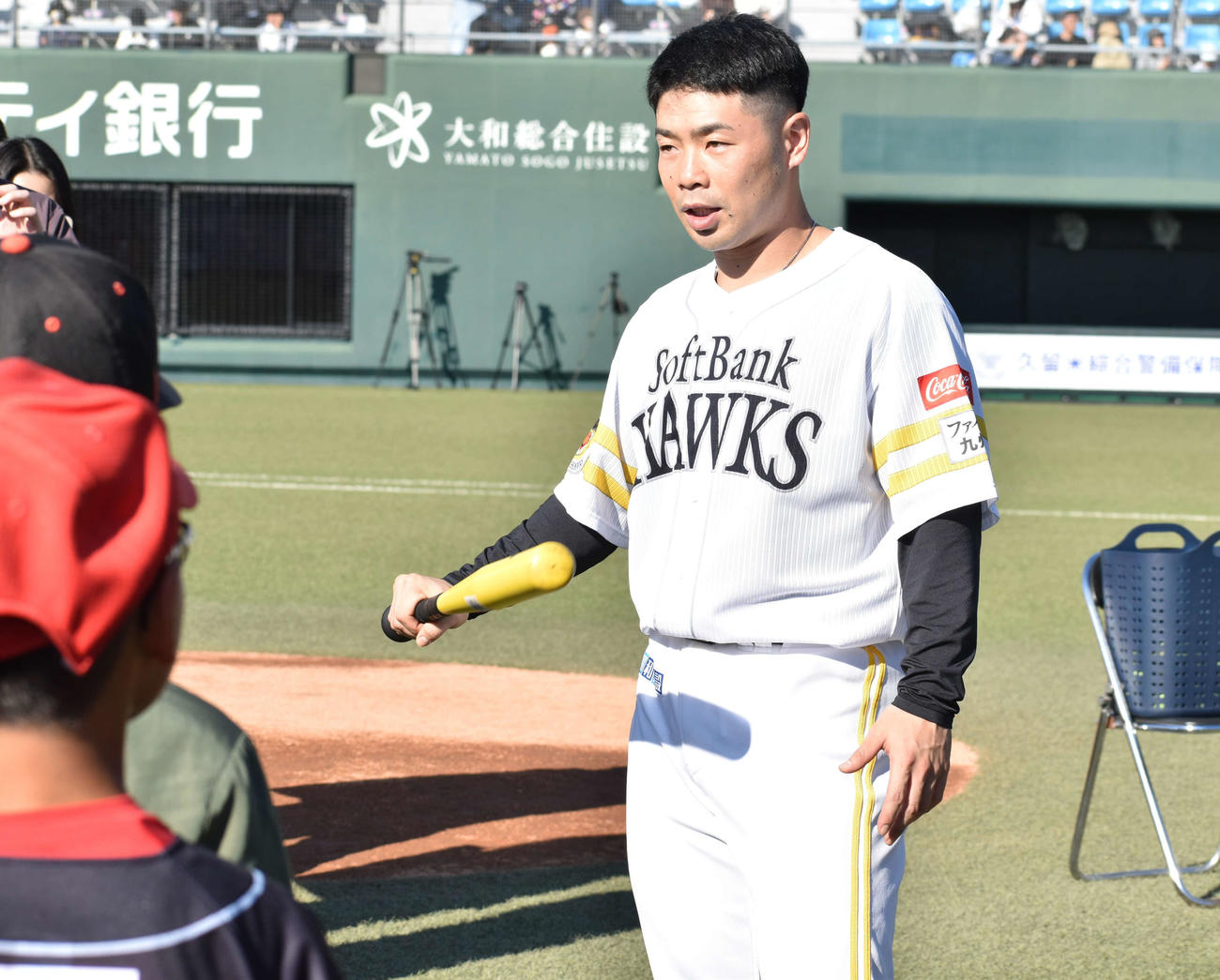 子どもたちに打撃のアドバイスを送る近藤（撮影・只松憲）