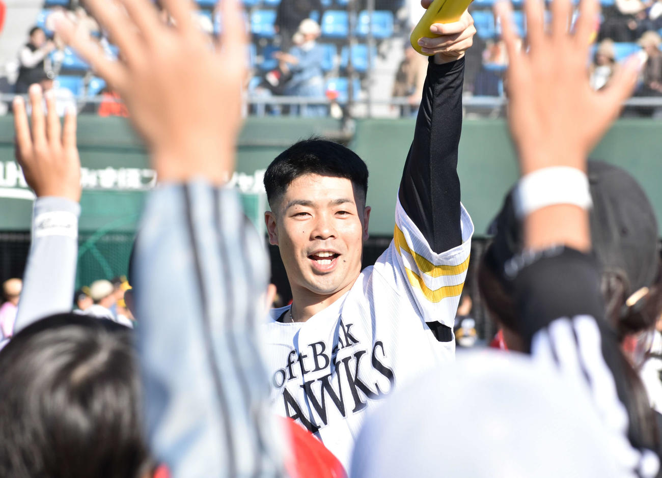 質問コーナーで質問者を決める近藤（撮影・只松憲）