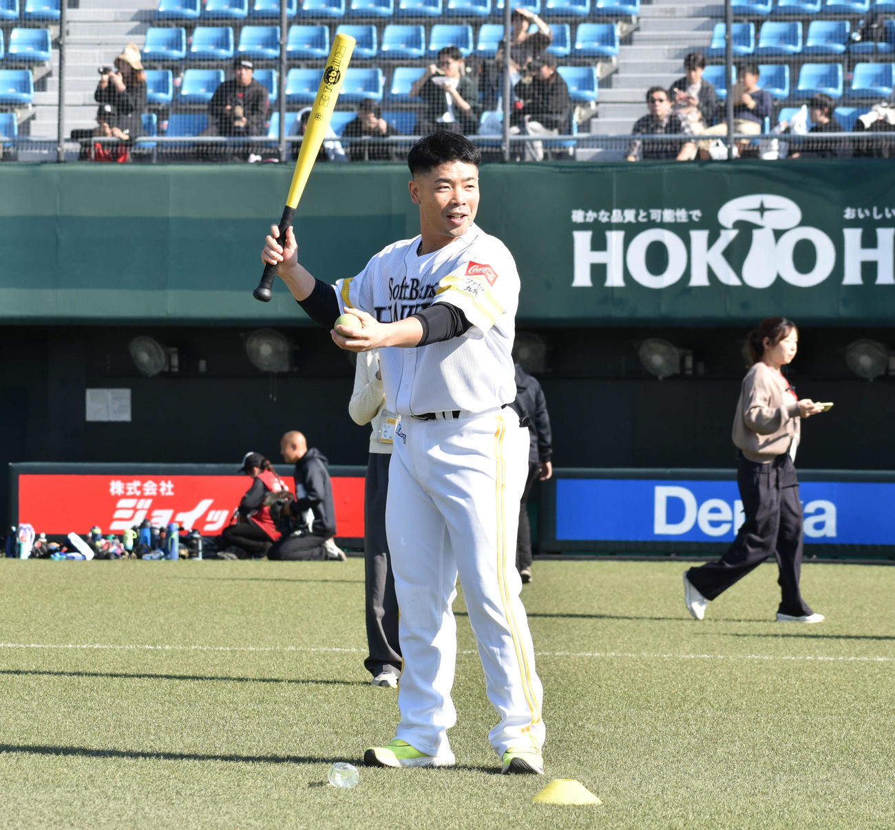 野球教室でノッカーを務める近藤（撮影・只松憲）