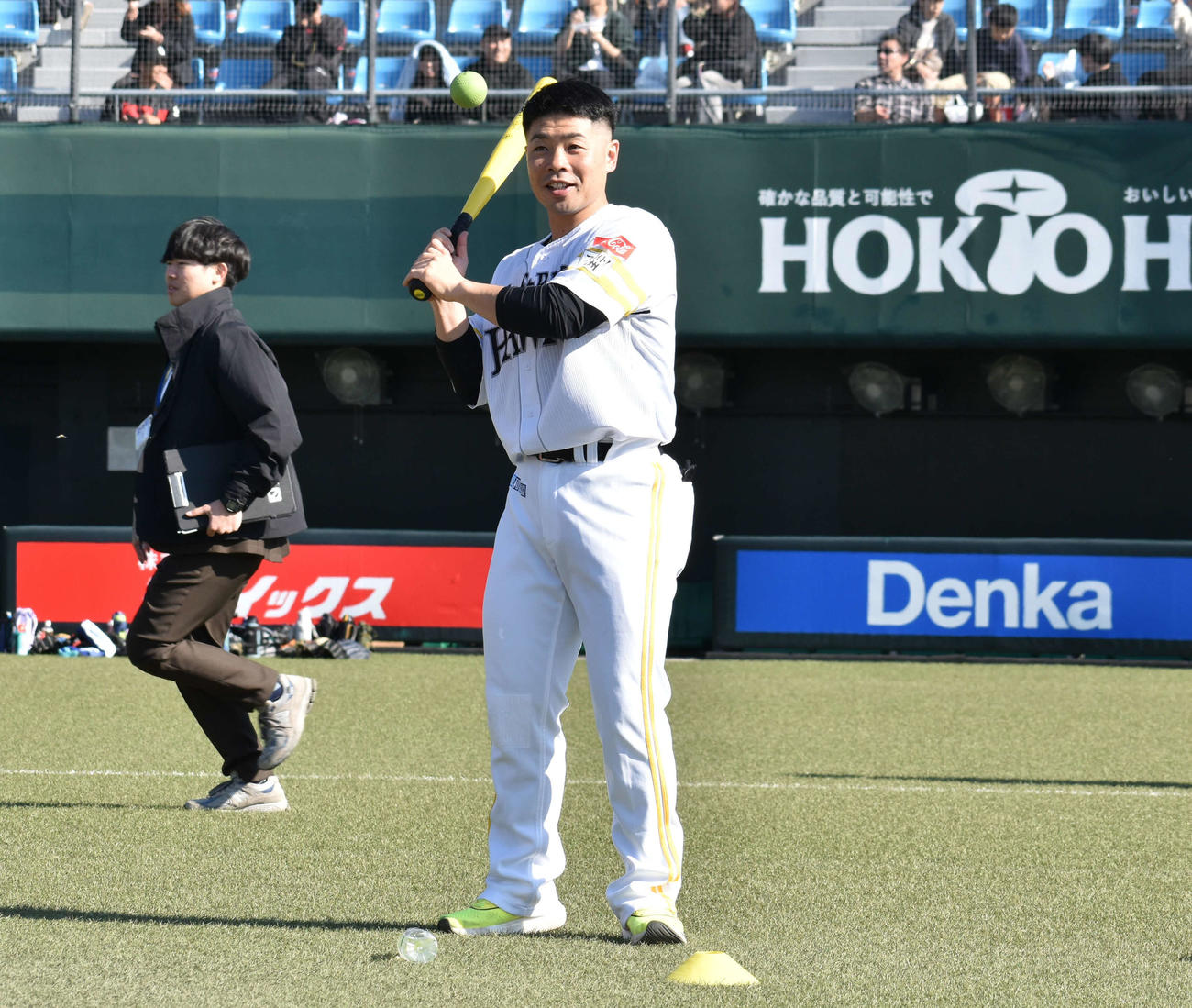 野球教室でノックを打つ近藤（撮影・只松憲）