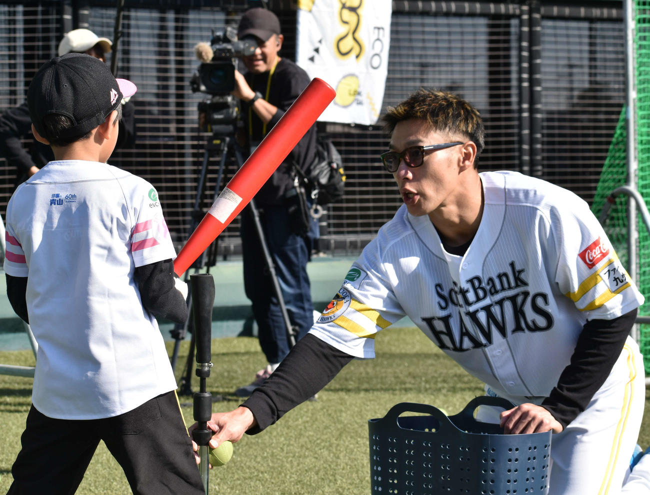 子どもにアドバイスを送る柳田（撮影・只松憲）