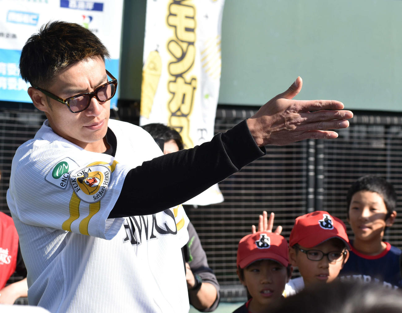質問コーナーで質問者を決める柳田（撮影・只松憲）