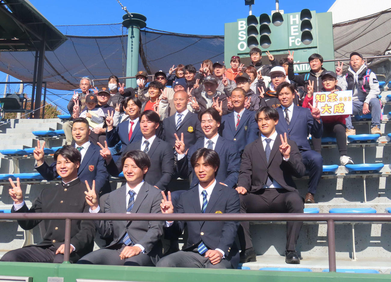 ジャイアンツ球場を見学に訪れた、最前列左からドラ2田和、ドラ1竹丸、ドラ3山城。2列目左からドラ6位藤井、ドラ4皆川、ドラ5位小浜、育成ドラ1冨重。3列目左から育成ドラ4河野、育成ドラ2林、育成ドラ3松井、育成ドラ5知念（撮影・水谷京裕）