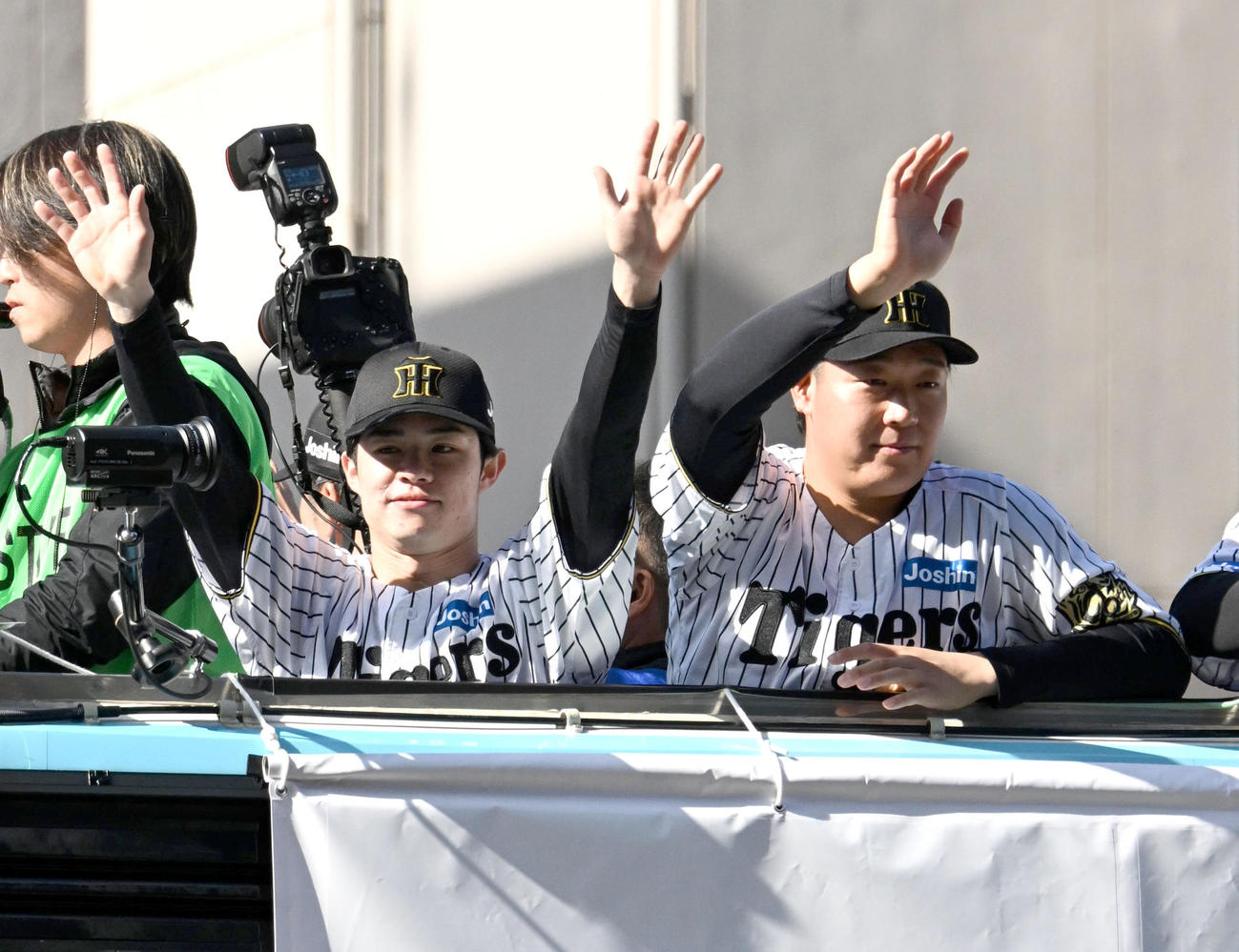 ファンらに手を振る中野（左）、大山（撮影・石井愛子）