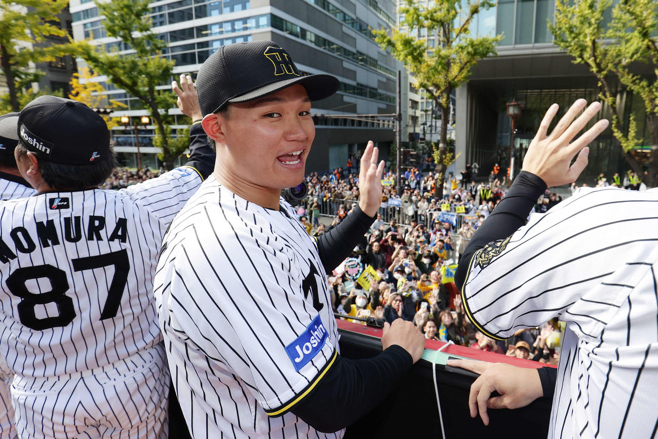 優勝パレードで沿道のファンに手を振る阪神森下翔太（撮影・前田充）