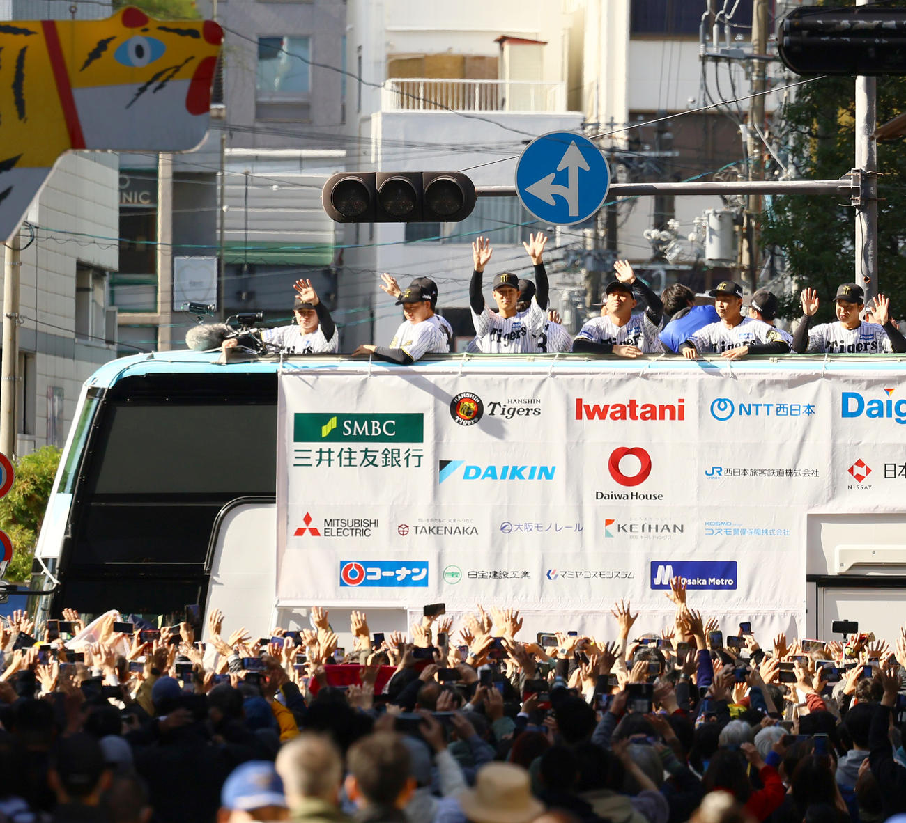 大阪市の御堂筋をパレードする阪神の選手ら（撮影・上山淳一）