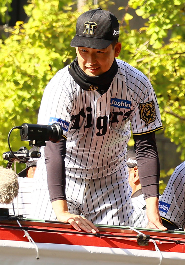 大阪市の御堂筋をパレードする阪神岩崎（撮影・上山淳一）