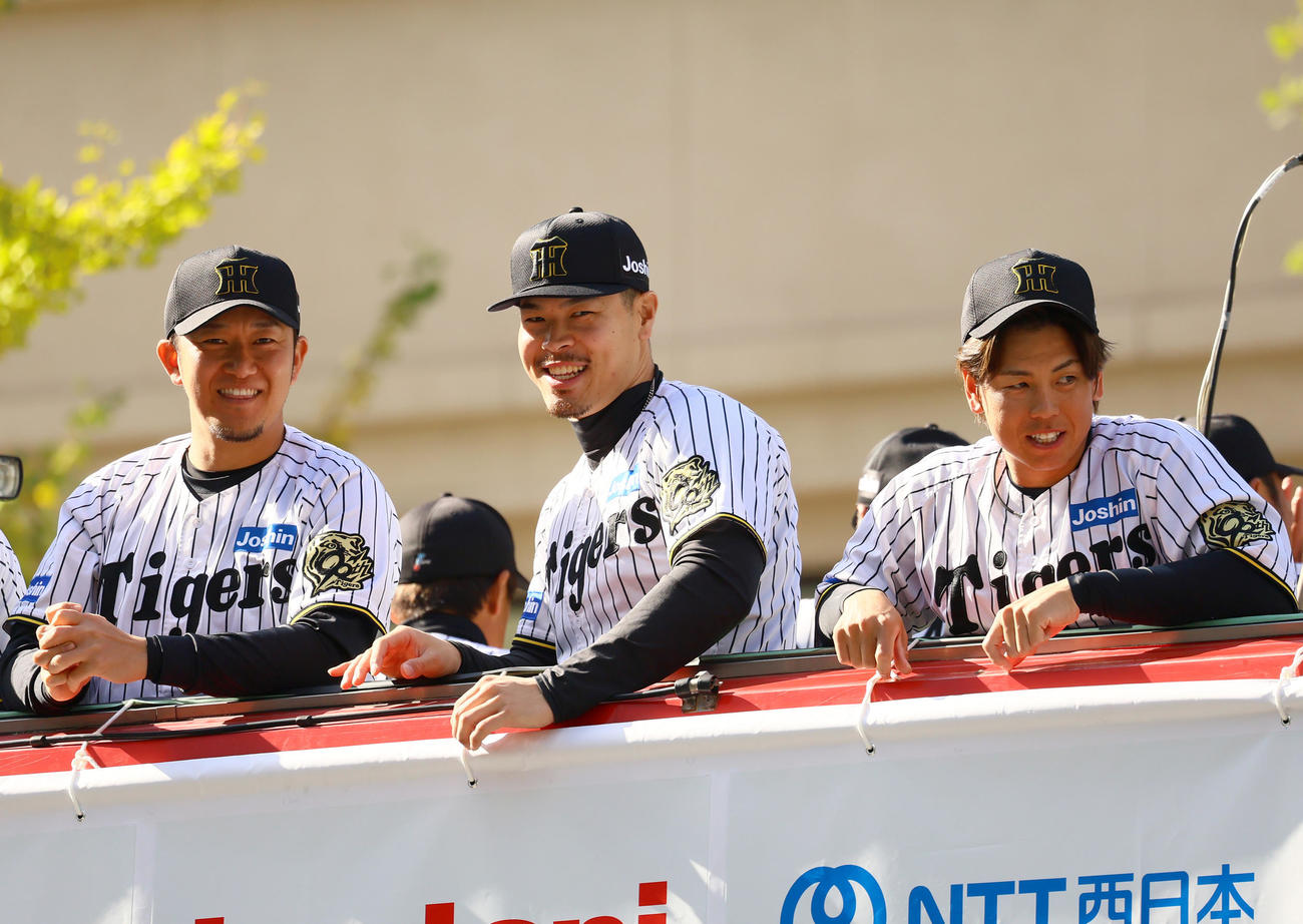 大阪市の御堂筋をパレードする、左から阪神岩貞、佐藤輝、梅野（撮影・上山淳一）