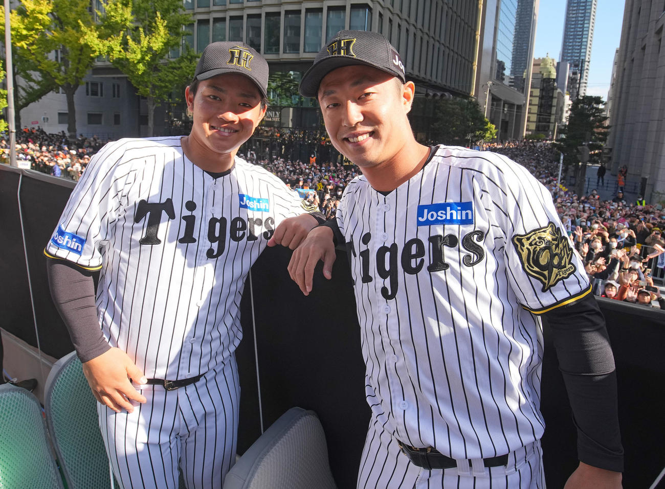 22日、阪神優勝パレードで記念撮影する阪神島本と中川（左）