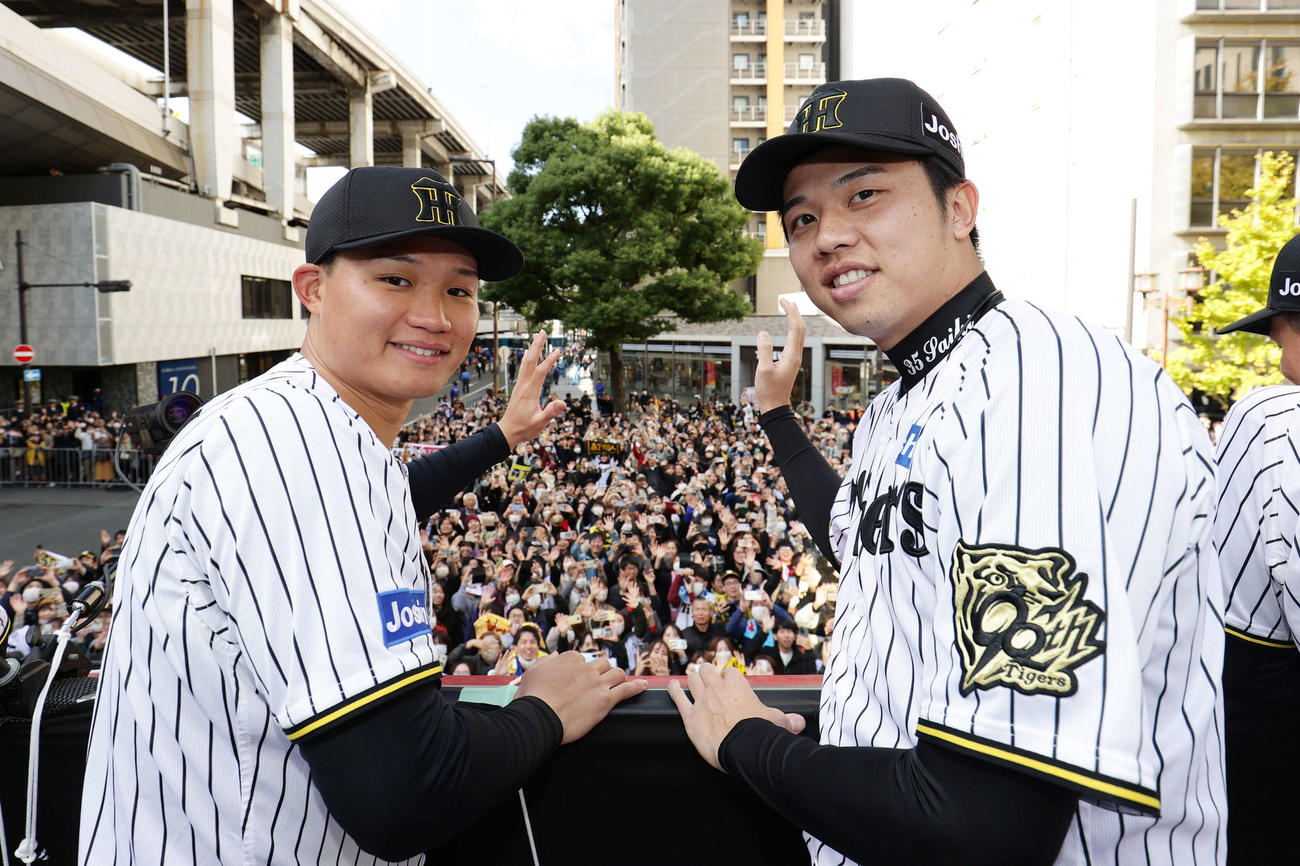 優勝パレードで笑顔を見せる阪神森下翔太（左）と才木浩人（撮影・前田充）