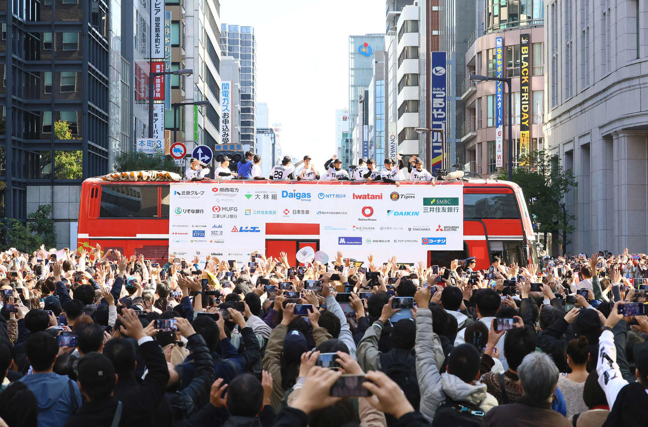 大阪市の御堂筋をパレードする阪神の選手ら（撮影・上山淳一）