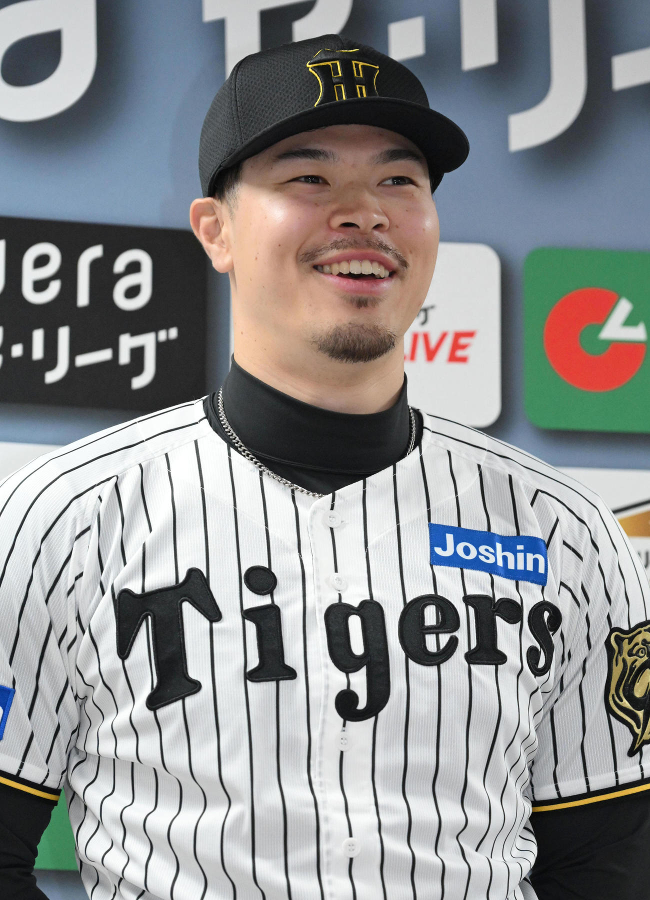 関係者らの質問に答える阪神佐藤輝（撮影・石井愛子）