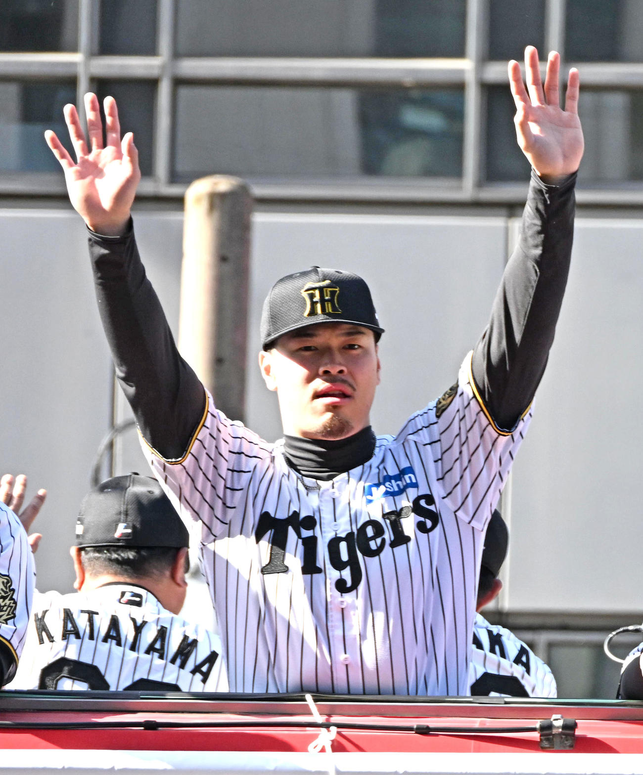 ファンらに手を振る佐藤輝（撮影・石井愛子）
