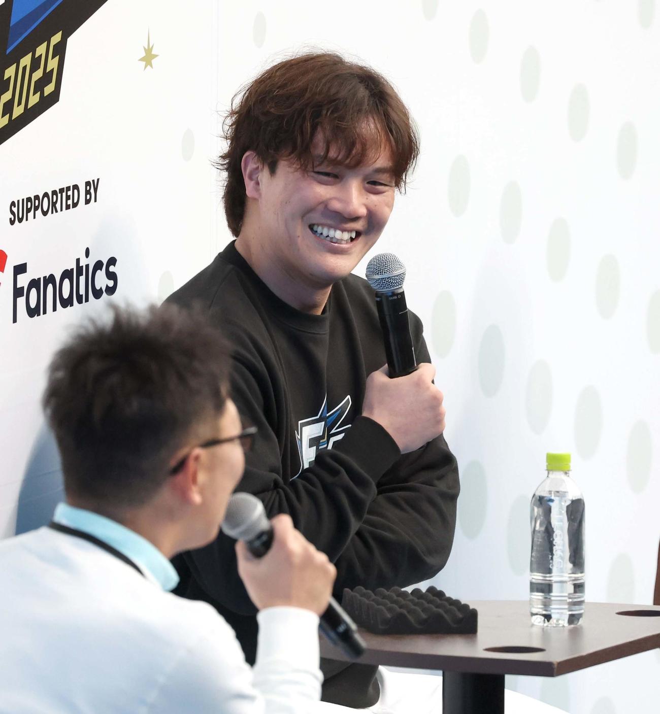 トークショーで笑顔の伏見（撮影・黒川智章）