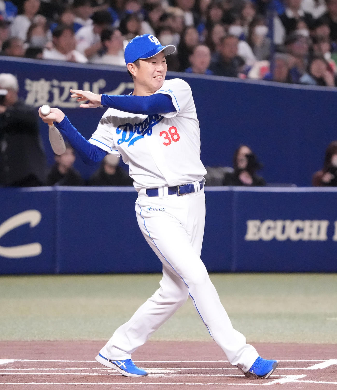 紅白戦で二塁打を放つ松葉（撮影・森本幸一）