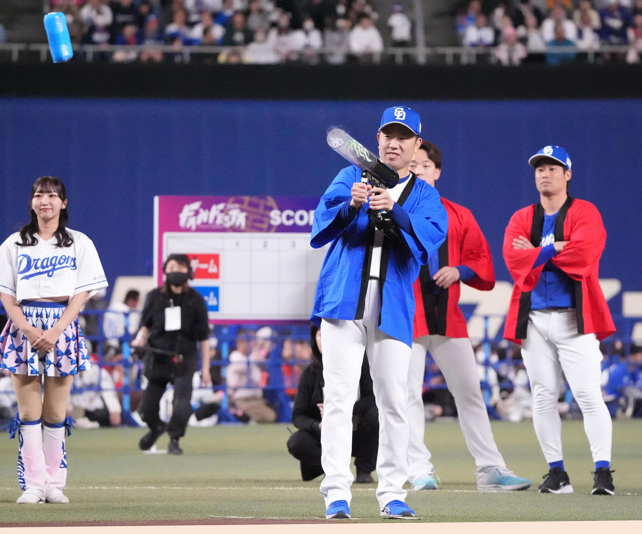 松葉（右から人目）はバズーカ射的対決に参加し的を狙う（撮影・森本幸一）