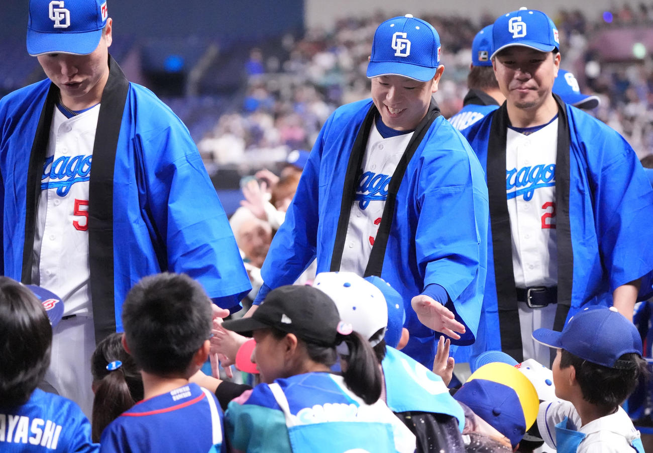 松葉（奥・中央）はファンとタッチを交わし入場する（撮影・森本幸一）