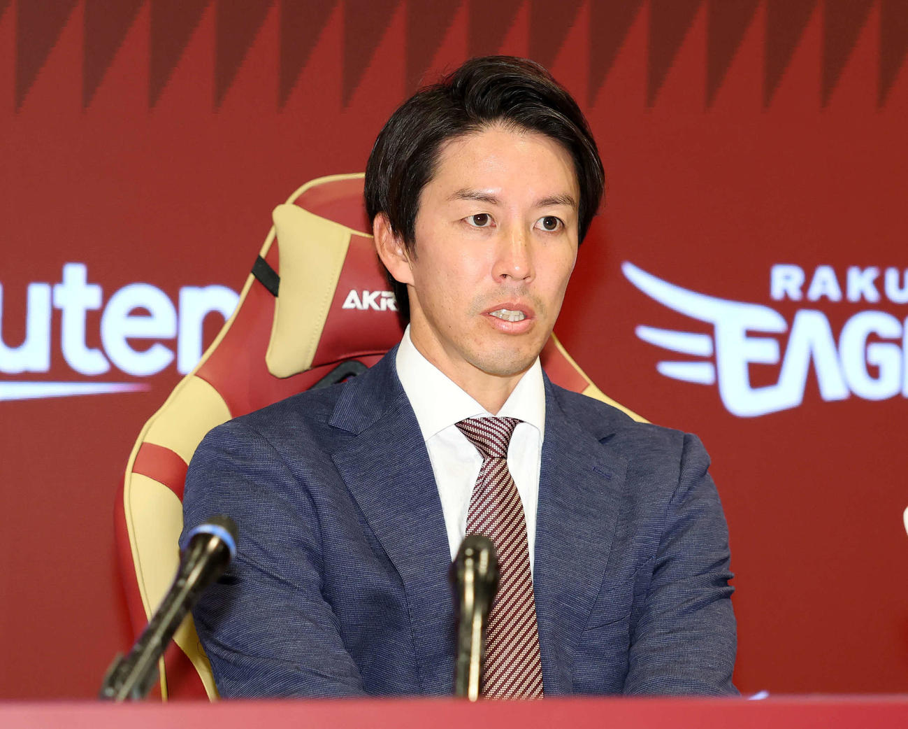 契約更改に臨んだ楽天岸（撮影・鈴木正人）