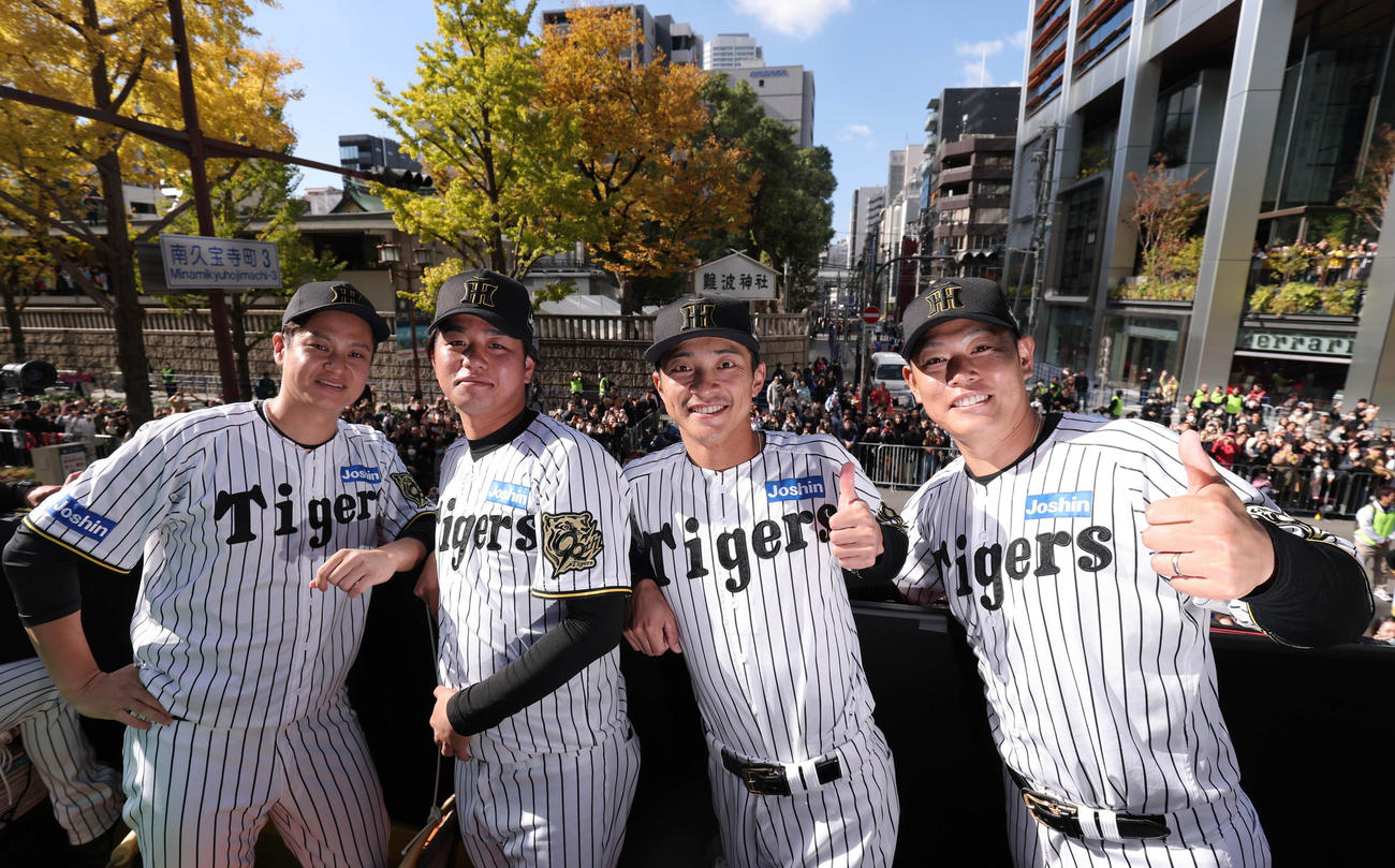 ファンを背に記念撮影をする、左から大竹、高橋、熊谷、原口（代表撮影）