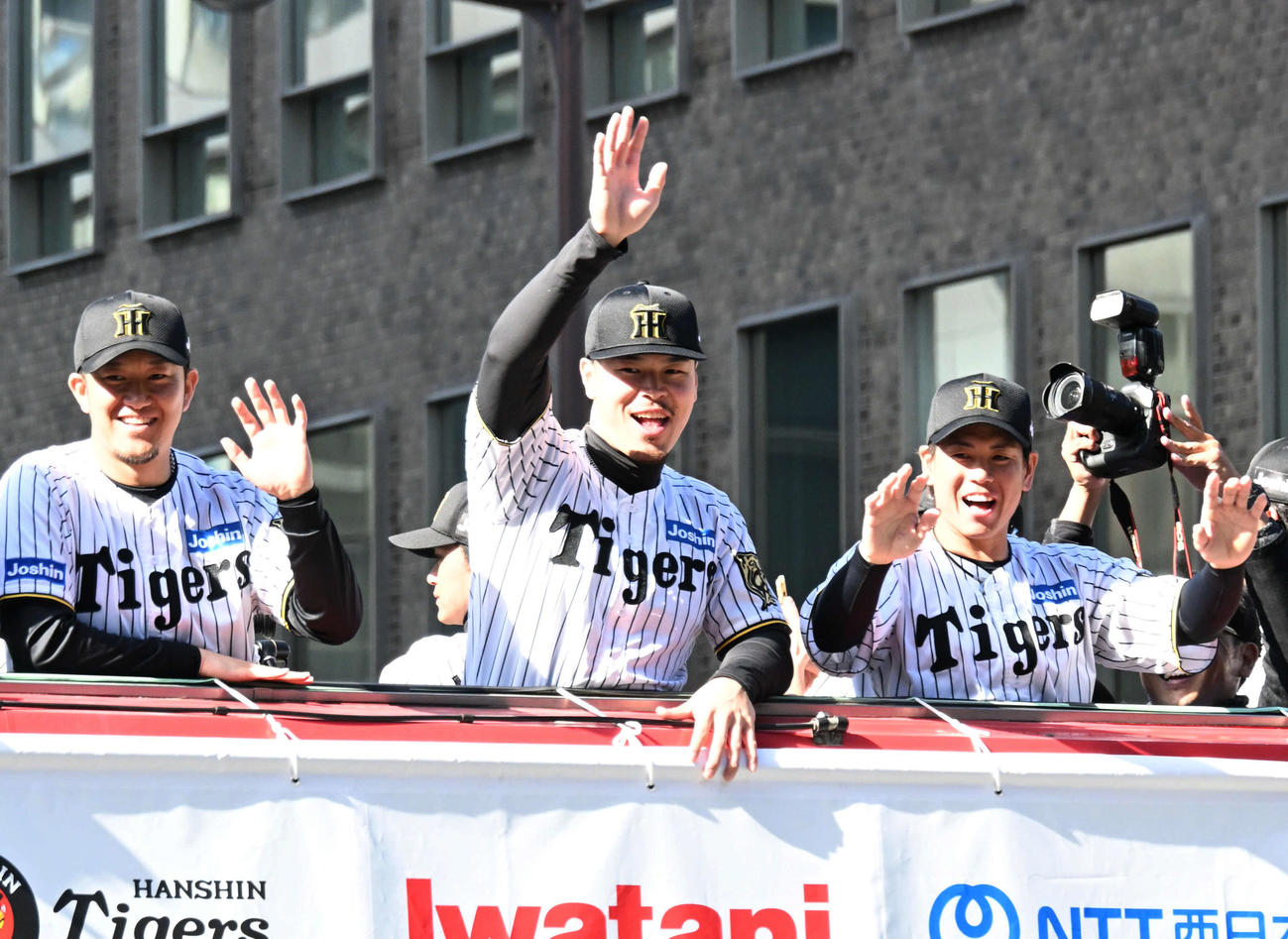 ファンらに手を振る左から阪神岩貞、佐藤輝、梅野（撮影・石井愛子）