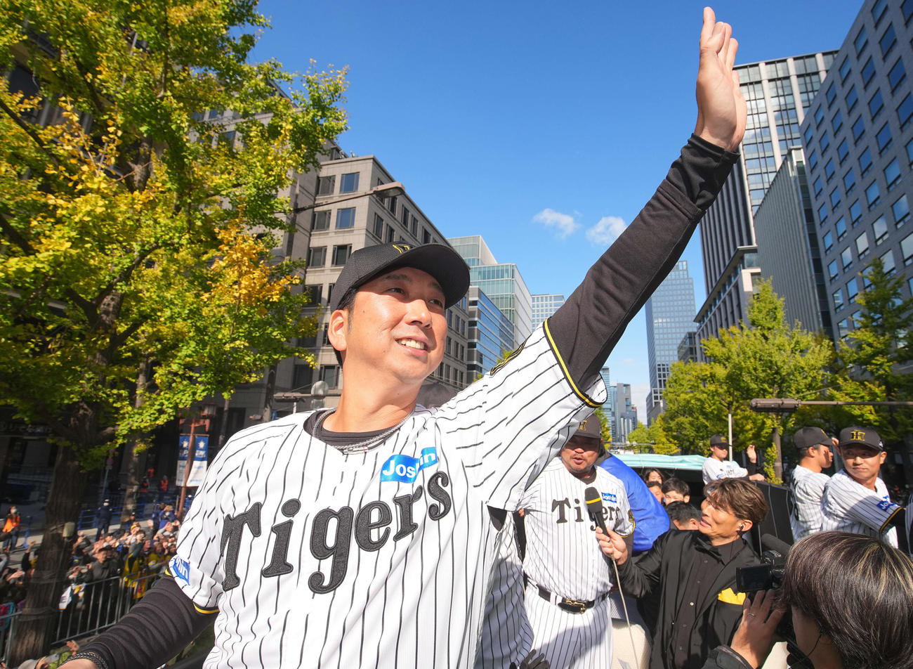 阪神優勝パレードで沿道の歓声に手を振って応える藤川監督（代表撮影）