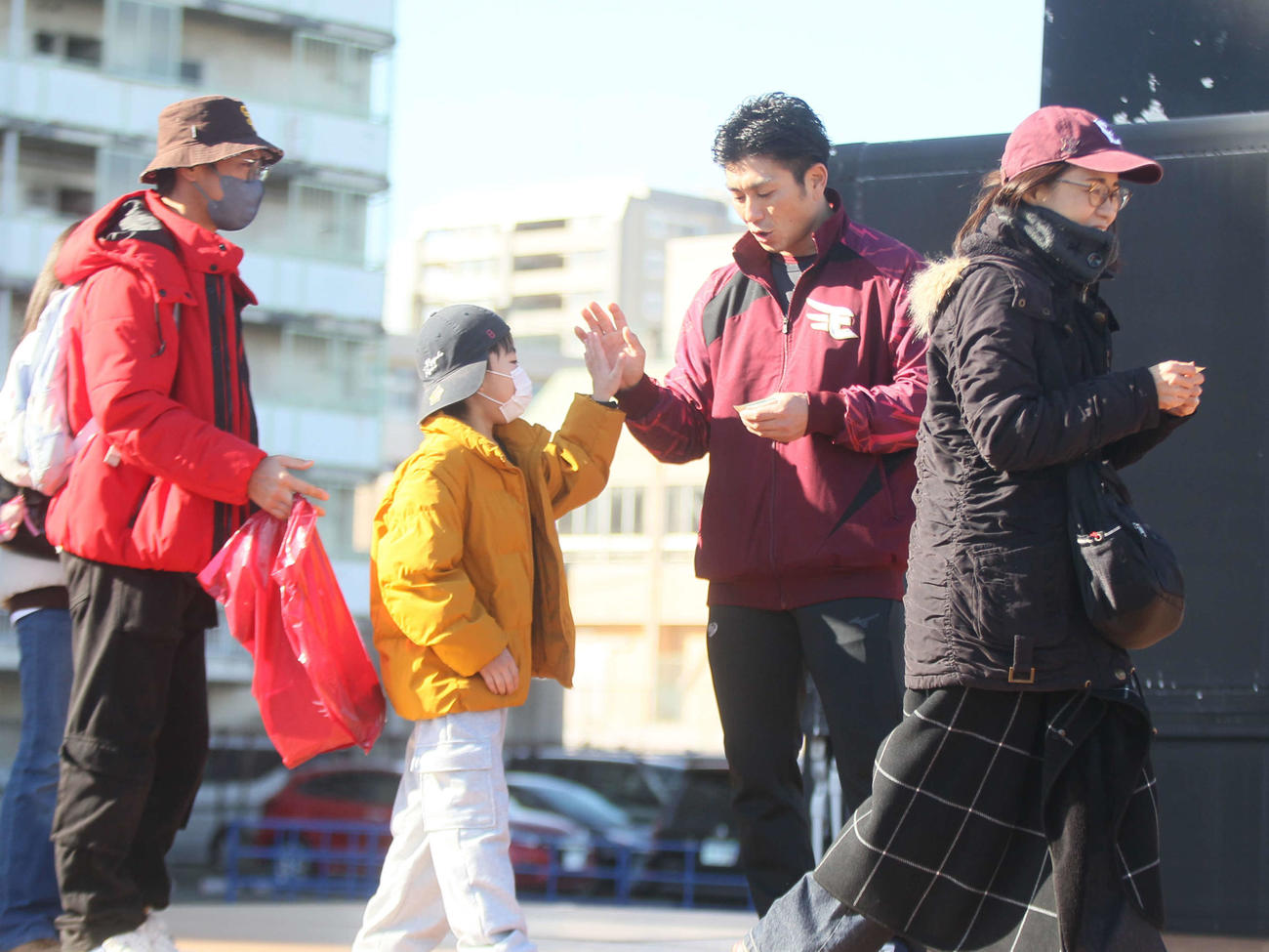 ハイタッチ会を行った楽天岡島豪郎アンバサダー＝2025年11月22日