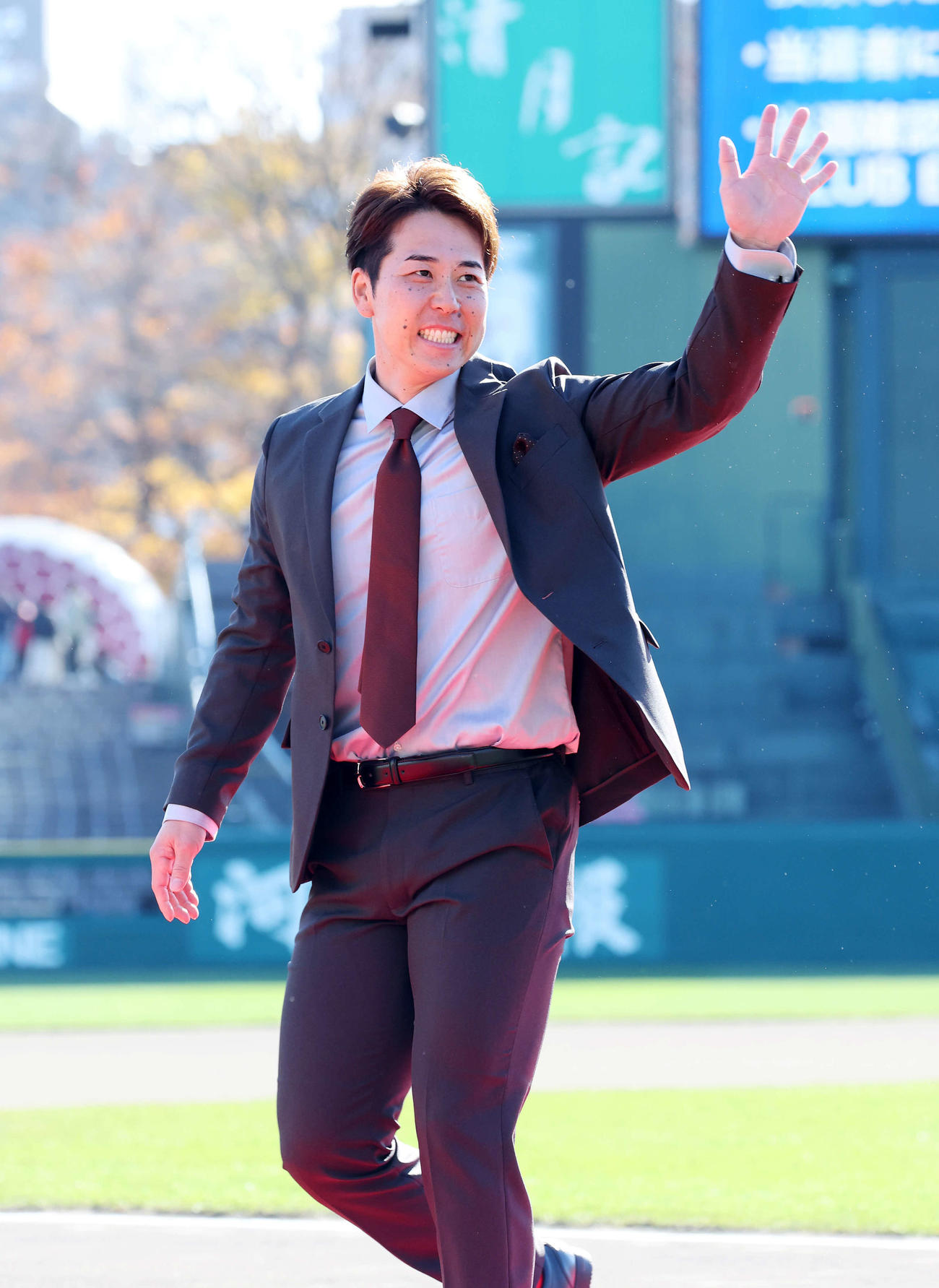 ファン感謝祭でスーツコンテストに臨む楽天鈴木大（撮影・鈴木正人）