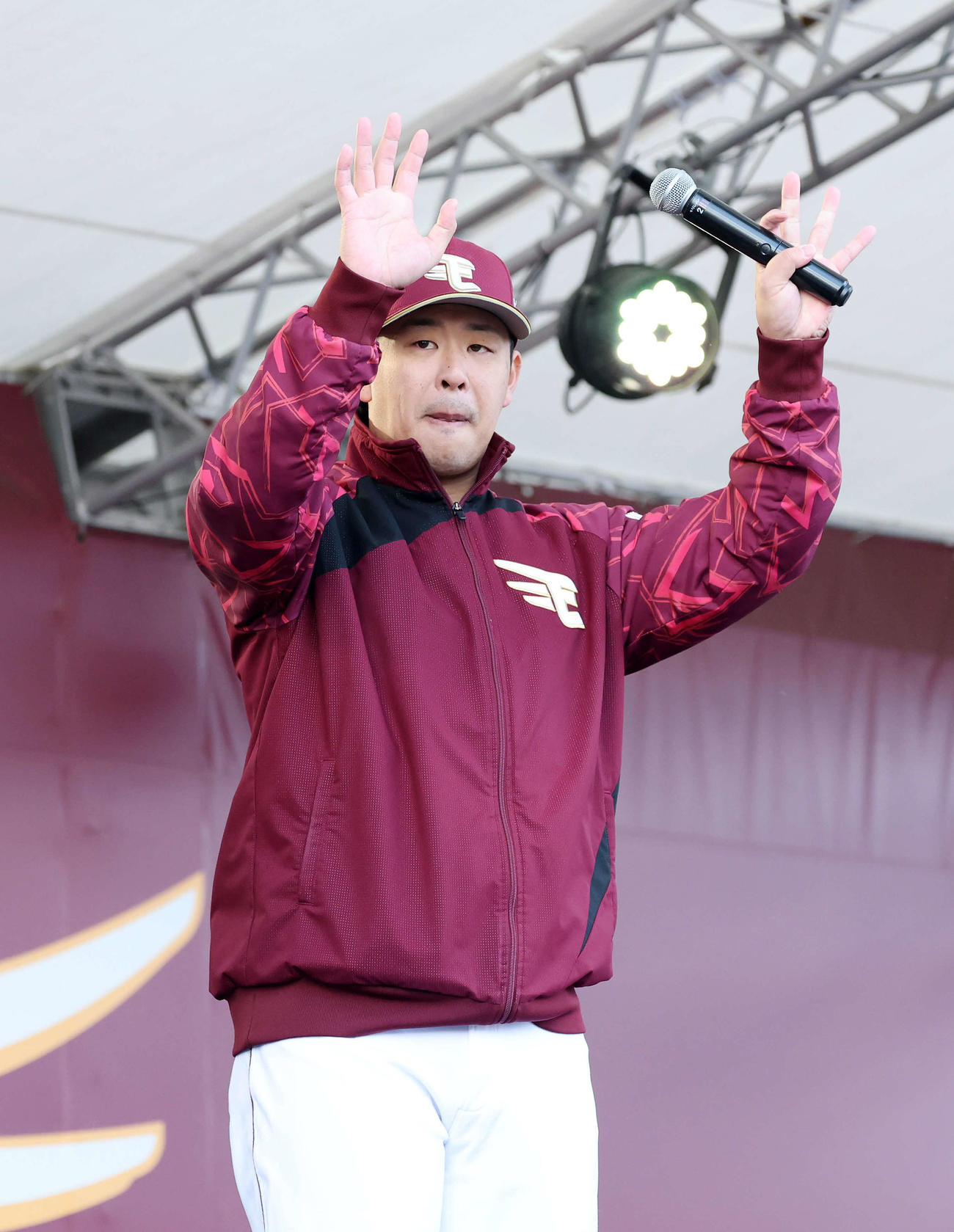 ファン感謝祭で観客に手を振る楽天浅村（撮影・鈴木正人）