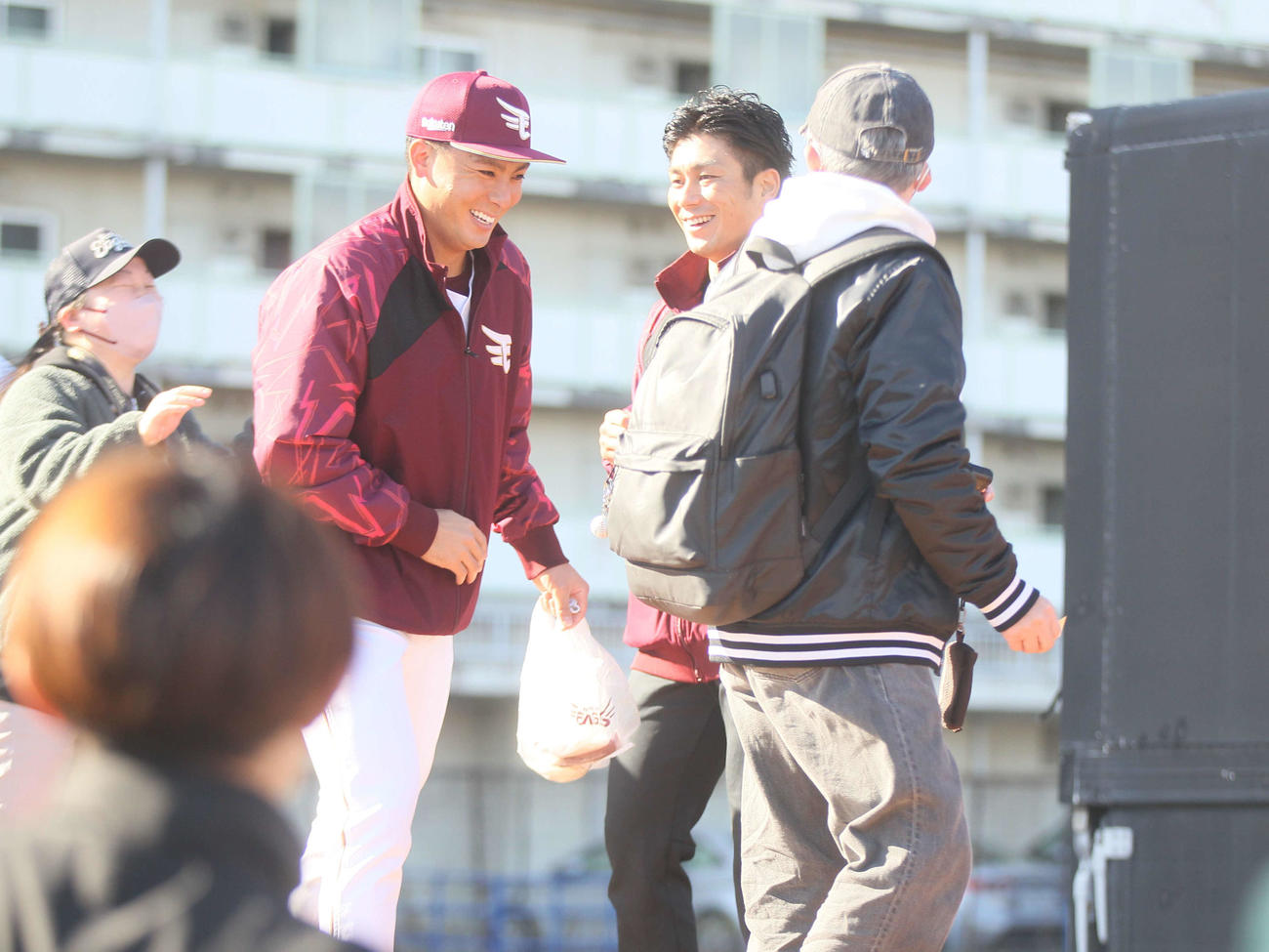 楽天岡島アンバサダーのハイタッチ会に乱入した村林（撮影・高橋香奈）