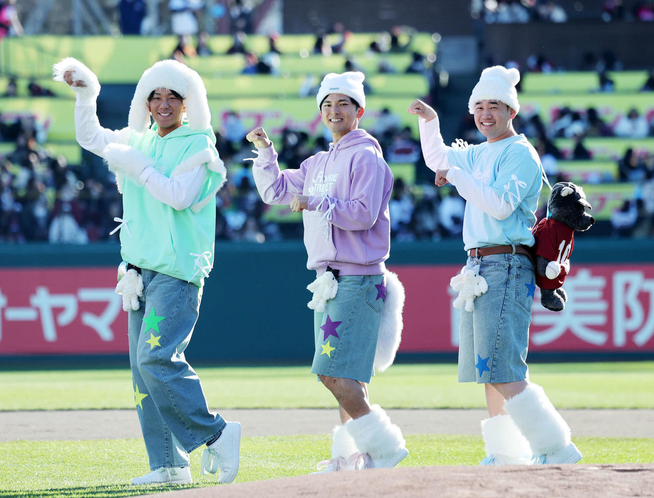 ファン感謝祭でルーキーパフォーマンスに臨む、左から楽天岸本、宗山、徳山（撮影・鈴木正人）
